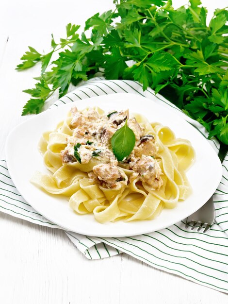 Pasta con salmón a la crema sobre tabla de madera clara