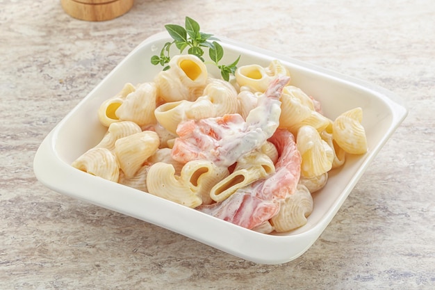 Pasta con salmón y queso crema