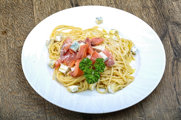 Pasta con salmón y queso