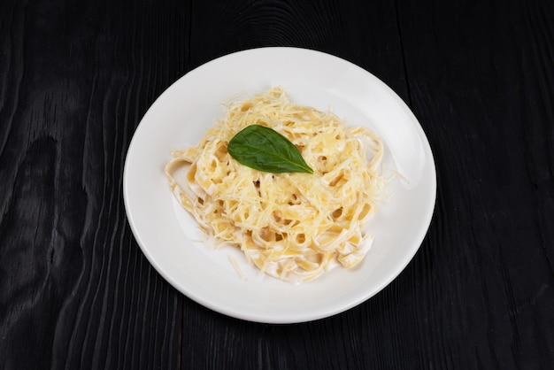 Pasta con salsa y albahaca