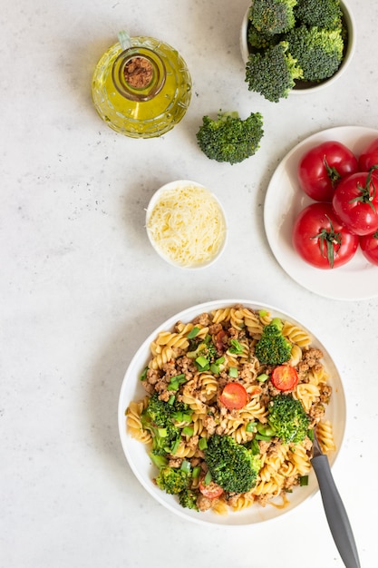 Pasta con salsa de carne, tomates cherry y brócoli.