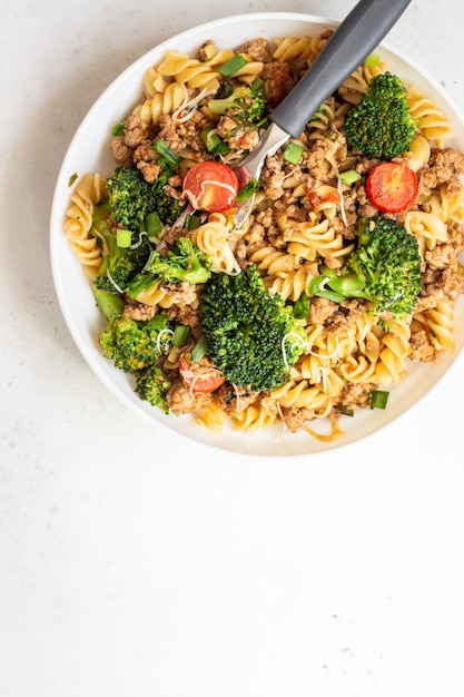 Pasta con salsa de carne, tomates cherry y brócoli.