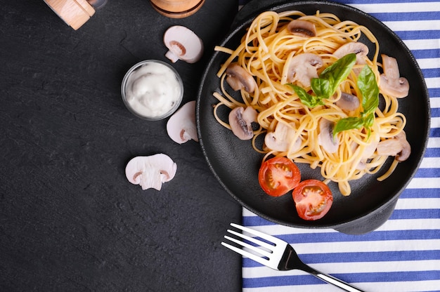 Pasta con salsa de champiñones en la vista superior de la sartén