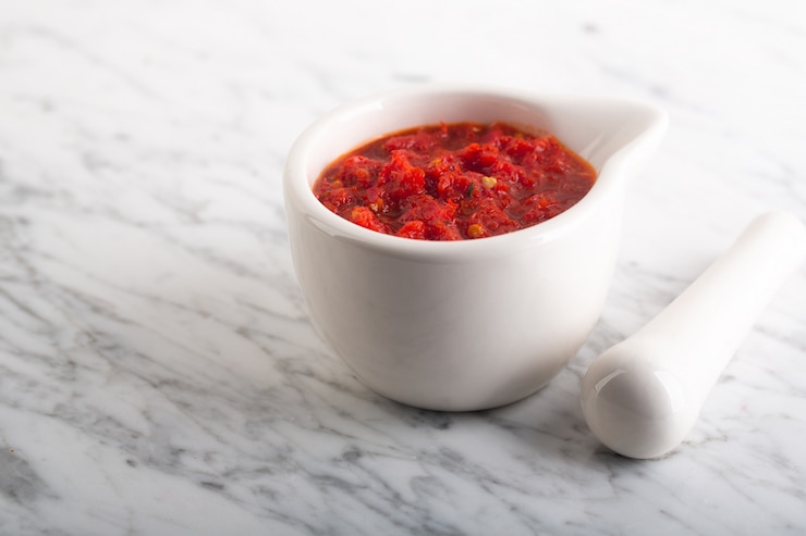 Foto pasta de salsa de chile picante tradicional magrebí harissa. túnez y árabe