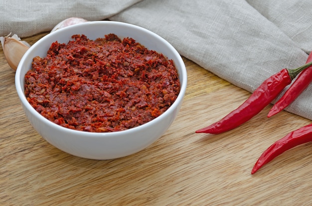 Pasta de salsa de chile picante tradicional magrebí harissa. Túnez y cocina árabe adjika