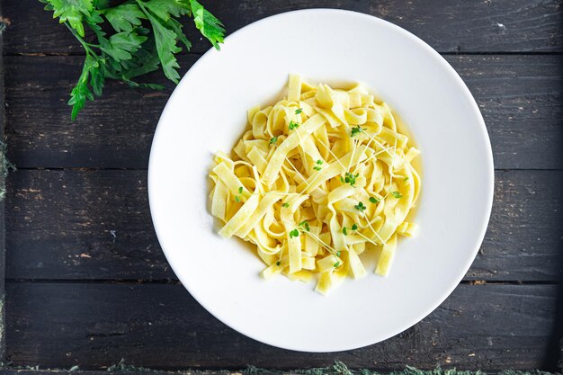 Foto pasta con salsa de crema fettuccine o tagliatelle macarrones comida bocadillo en la mesa espacio de copia de alimentos