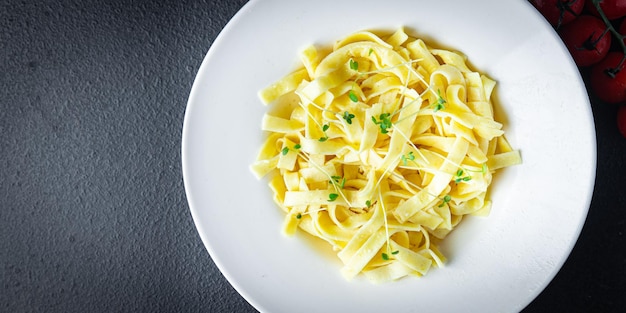 Pasta con salsa de crema fettuccine o tagliatelle macarrones comida bocadillo en la mesa espacio de copia de alimentos