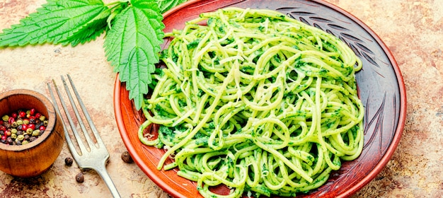 Pasta con salsa de hierbas.