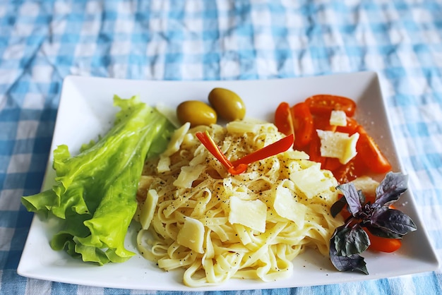 Pasta con salsa en la mesa