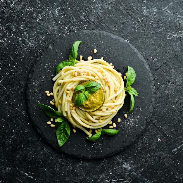 Pasta con salsa pesto albahaca y piñones Comida italiana Vista superior