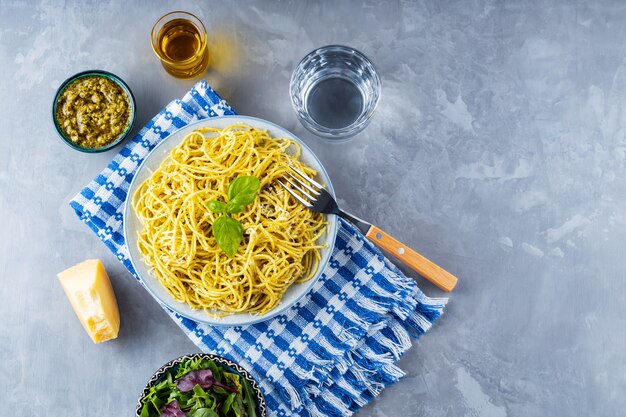 Pasta con salsa pesto e ingredientes