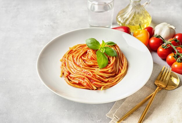 Pasta con salsa de tomate y albahaca