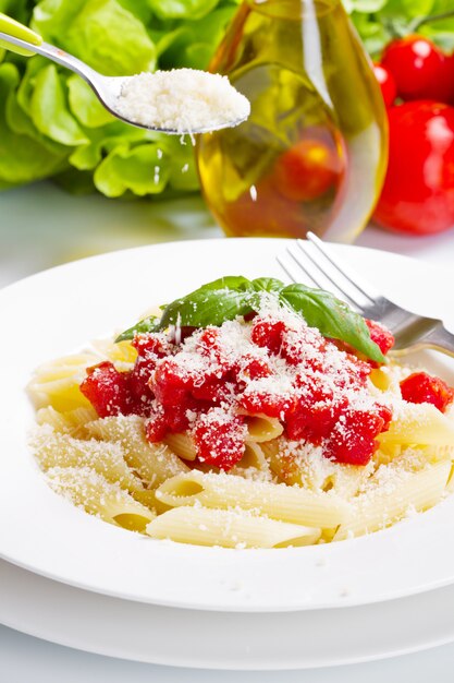 Pasta con salsa de tomate y albahaca.