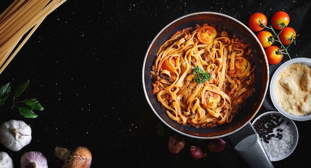 Pasta salsa de tomate boloñesa en sartén. Vista superior