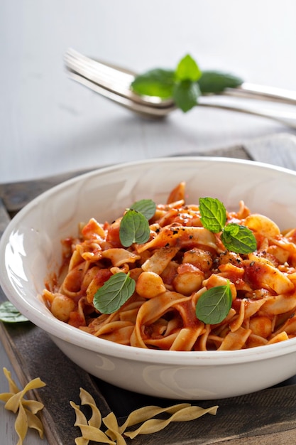 Pasta con salsa de tomate y garbanzos