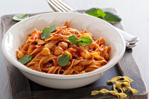 Pasta con salsa de tomate y garbanzos