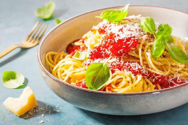 Pasta con salsa de tomate y parmesano.