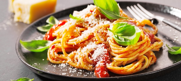 Pasta con salsa de tomate y parmesano.