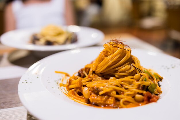 Pasta con salsa de tomate picante y chile