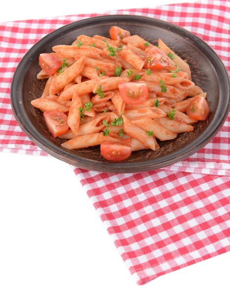 Pasta con salsa de tomate en un plato en el primer plano de la mesa