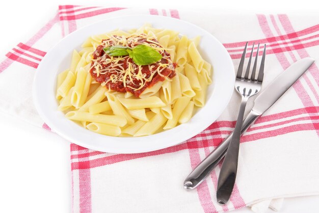 Pasta con salsa de tomate en un plato en el primer plano de la mesa