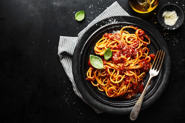 Pasta con salsa de tomate en plato