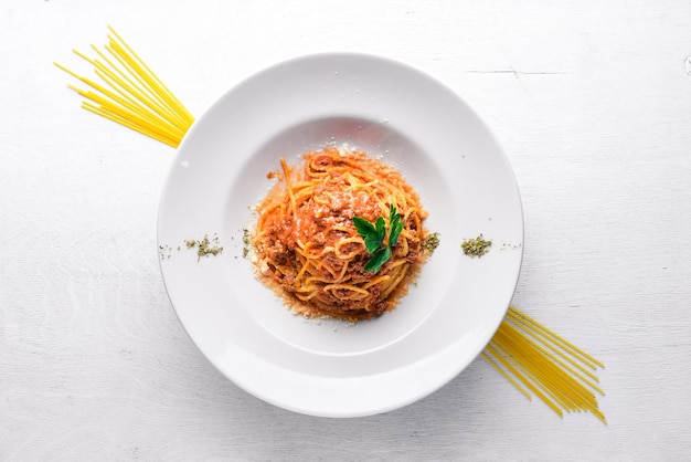 Pasta con salsa de tomate y queso parmesano Comida tradicional italiana Sobre un fondo de madera Vista superior Espacio libre para el texto