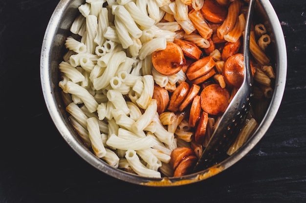 pasta con salsa de tomate y salchichas (plato principal)