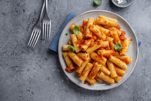 Pasta con salsa de tomate servida en tazón