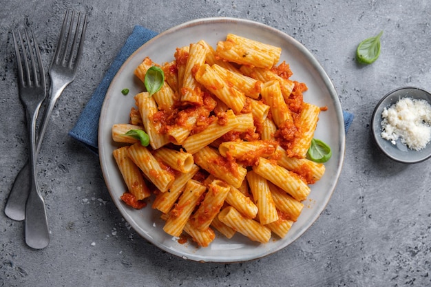 Foto pasta con salsa de tomate servida en tazón