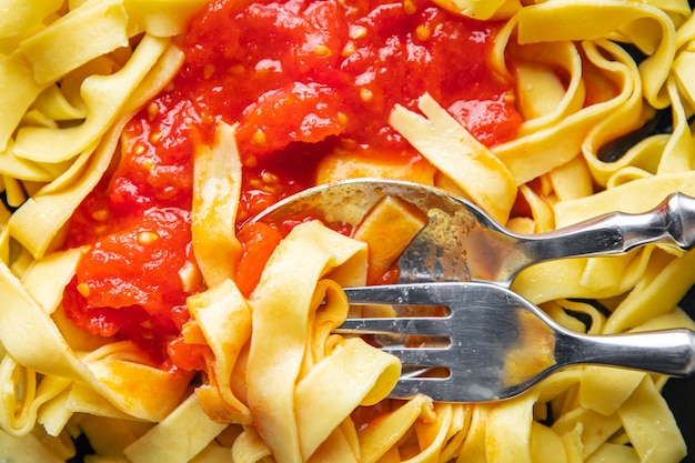 Pasta salsa de tomate tallarines listos para comer bocadillos en la mesa copia espacio fondo de alimentos