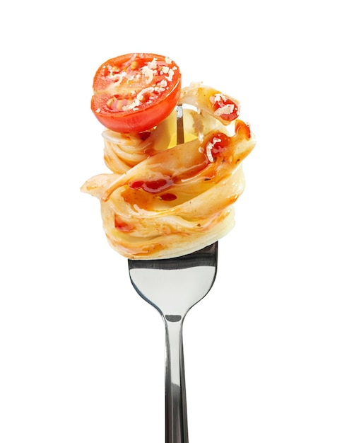 Pasta con salsa de tomate en un tenedor