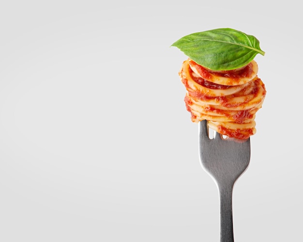 Pasta con salsa de tomate en un tenedor