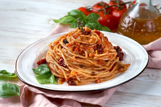 Pasta con salsa de tomate, tomates secados al sol y aceitunas