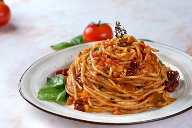 Pasta con salsa de tomate, tomates secados al sol y aceitunas