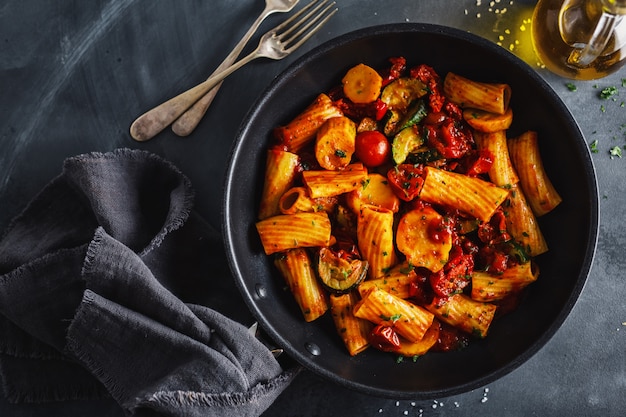 Pasta con salsa de tomate con verduras