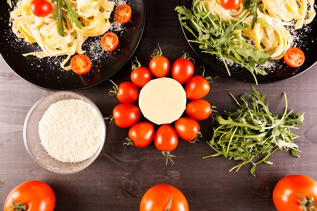 Pasta sana y deliciosa en una mesa de madera