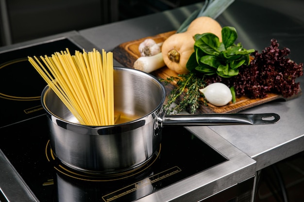 Pasta en una sartén en la cocina de un restaurante