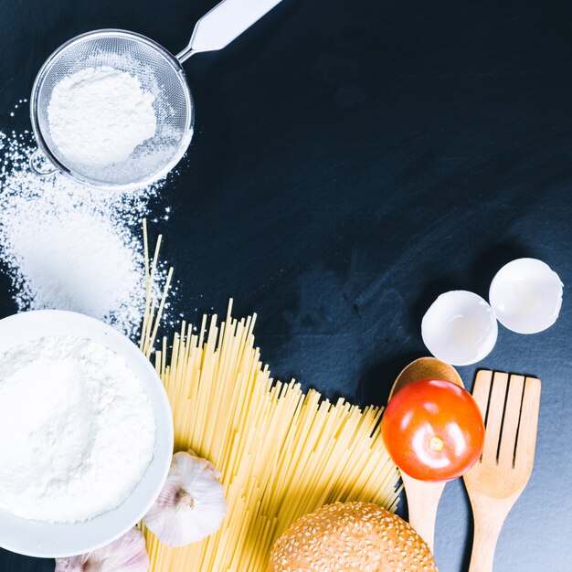 Pasta seca de espaguetis con ingrediente.