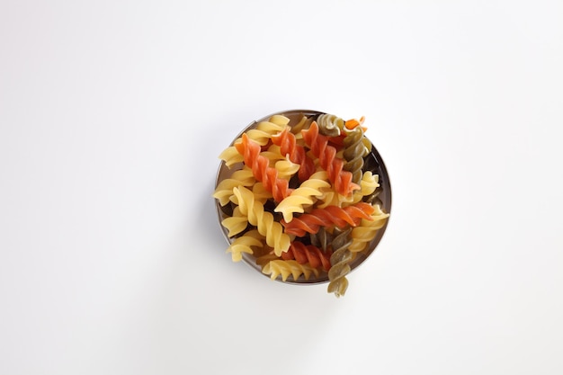 Pasta seca de Fusilli sobre un fondo blanco