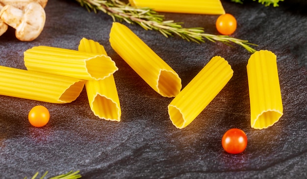 Pasta seca de manicotti con champiñones y tomate