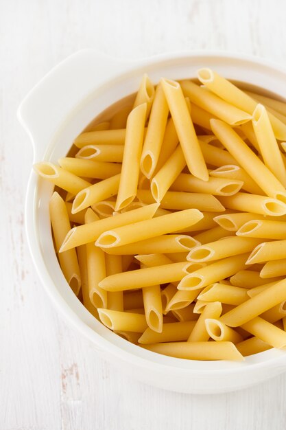 Pasta seca en un tazón blanco