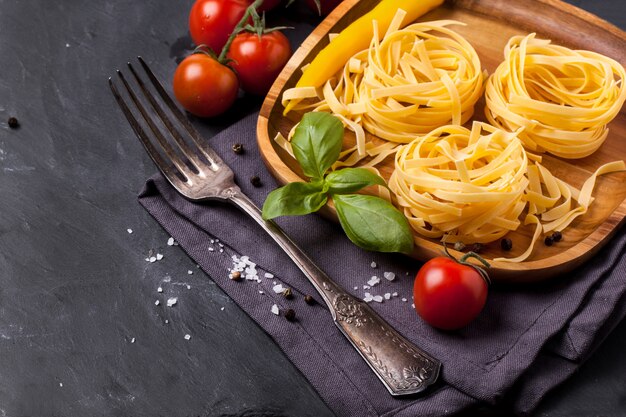 Pasta seca con tomate, albahaca y pimienta.