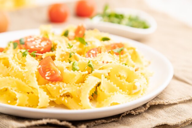 Pasta de sémola reginelle con tomate, huevos y brotes microgreen