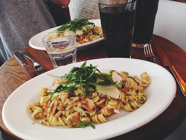 Foto pasta servida em pratos em casa