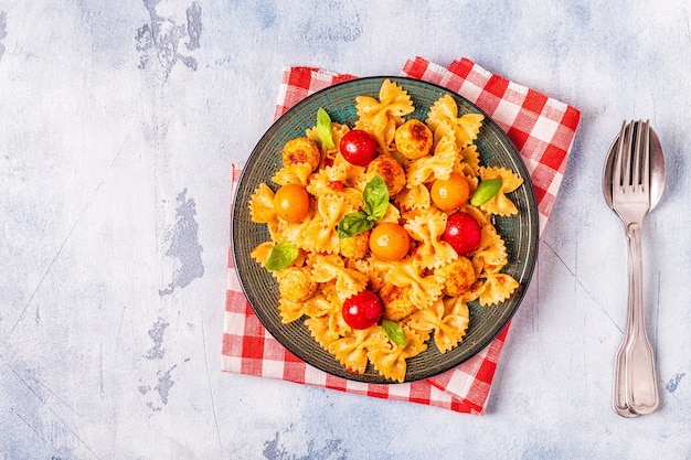 Pasta serviert mit Hühnerfleischbällchen und Tomatensauce