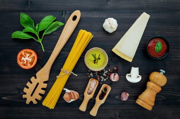 La pasta sobre fondo de madera negro.