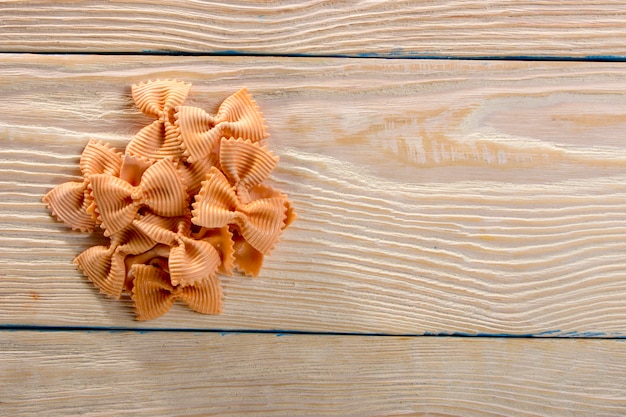 Pasta sobre un fondo de madera