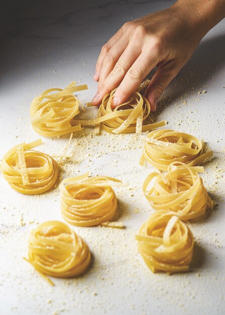 pasta sobre un fondo de mármol