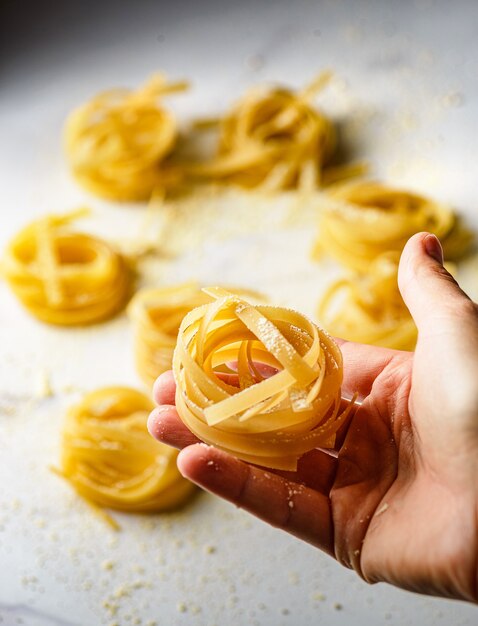 pasta sobre un fondo de mármol